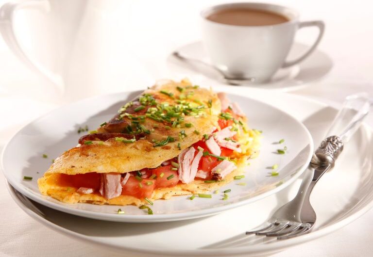 Receita rápida: Omelete de Queijo e Tomate