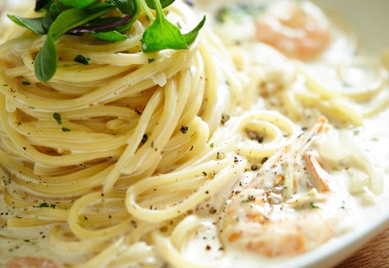 Experimente o irresistível Macarrão à Bolonhesa com Molho Branco