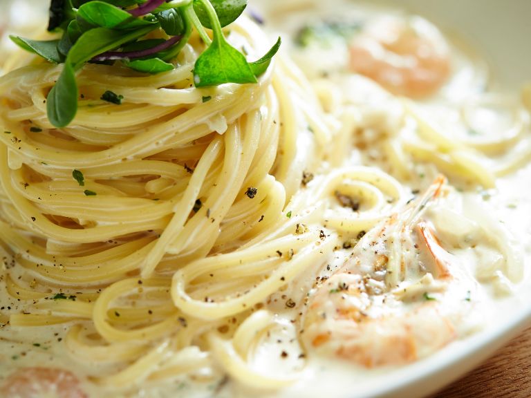 macarrão à bolonhesa com molho branco