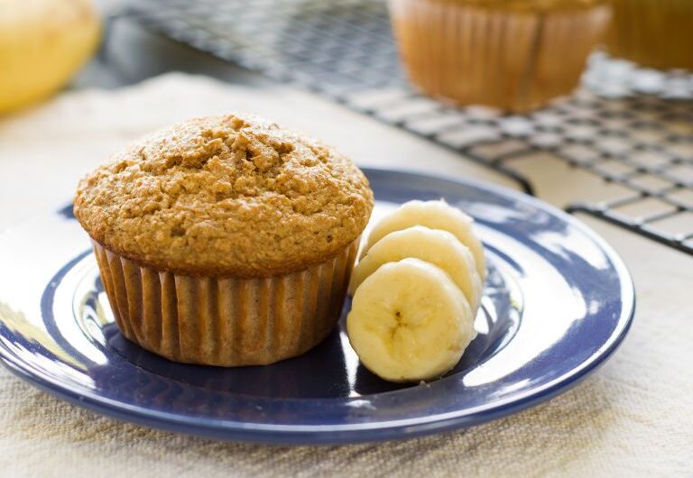 Deliciosos muffins de banana e aveia para o café da manhã