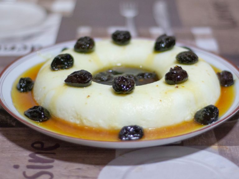 MANJAR DE COCO COM CALDA DE AMEIXA