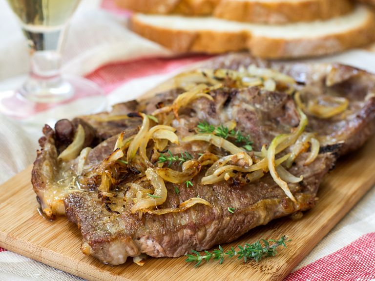 bife acebolado