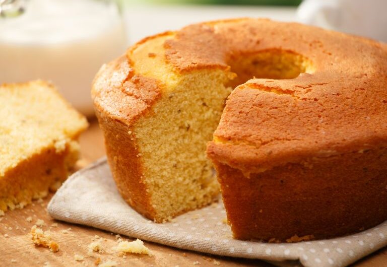 Receita de Bolo Simples: Como Fazer um Bolo Delicioso em Poucos Passos