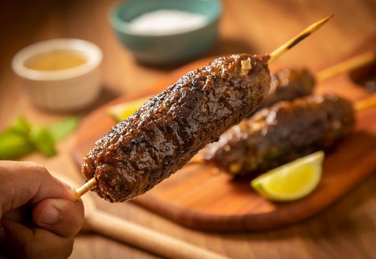 Receita de Kafta: Saborosos espetinhos de carne moída para surpreender