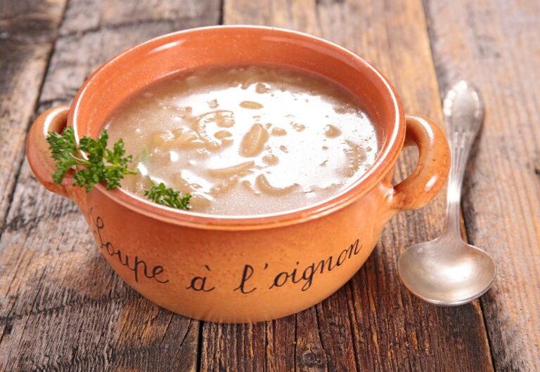 Descubra como preparar uma deliciosa receita de Sopa de Cebola perfeita