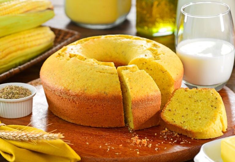 Delicioso bolo de milho em lata para um lanche especial