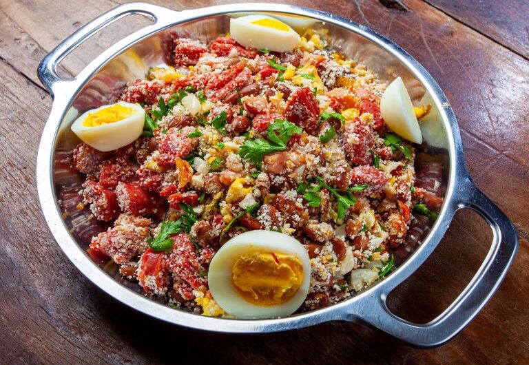 Saboreie a tradição brasileira com a deliciosa receita de Feijão Tropeiro