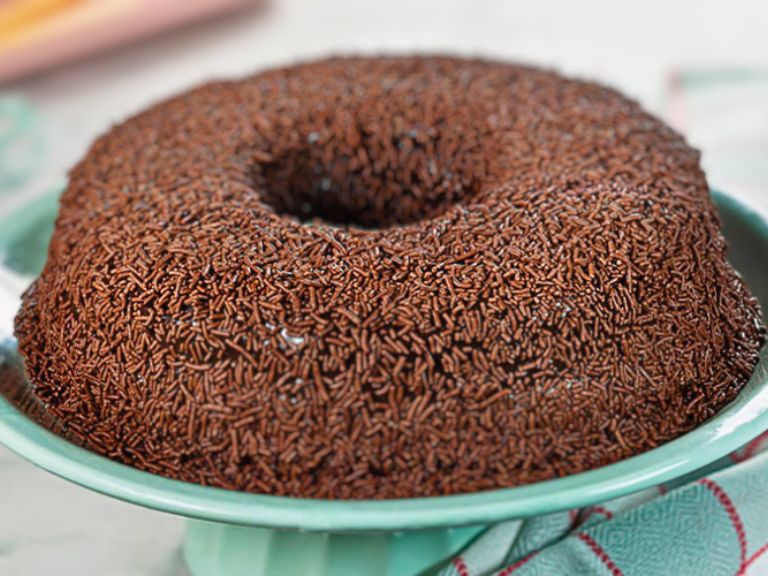 Bolo de chocolate com cobertura de brigadeiro