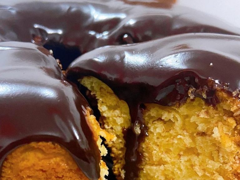 Bolo de maracujá com cobertura de ganache