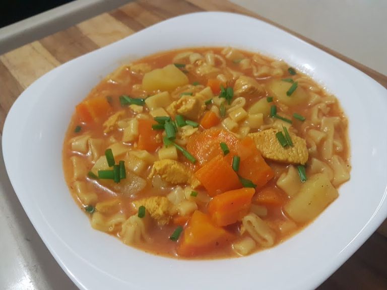 Sopa de Macarrão com Frango