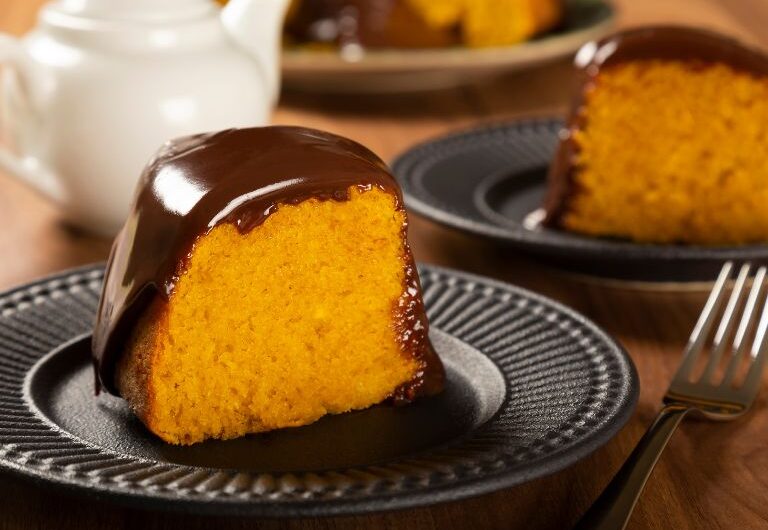 Delicioso Bolo de Cenoura com Cobertura de Chocolate