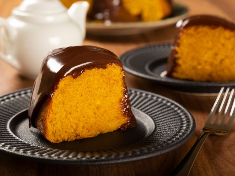 bolo de cenoura com cobertura de chocolate