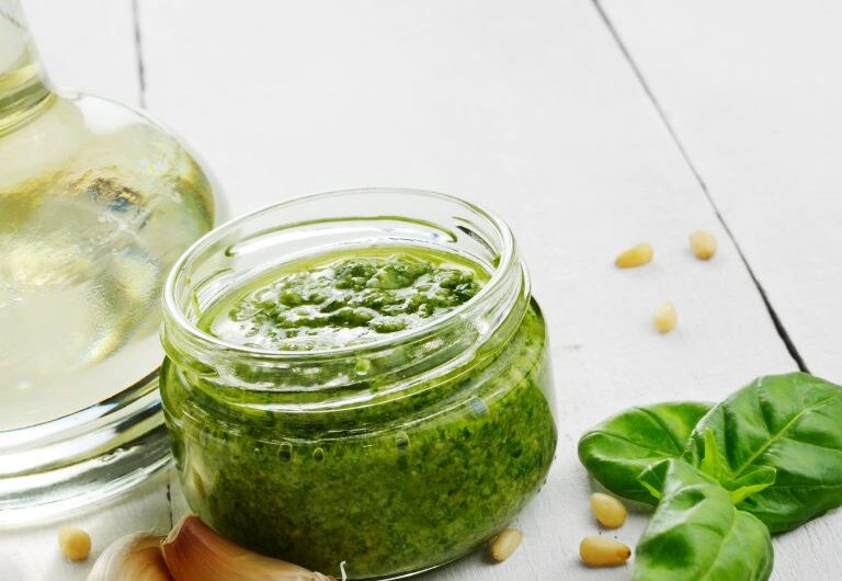 Delicioso e Versátil: Descubra o Sabor Irresistível do Molho Pesto!