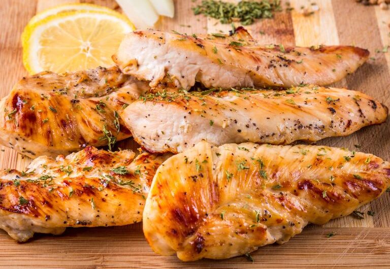 Peito de Frango Grelhado com Temperos: Uma Explosão de Sabores