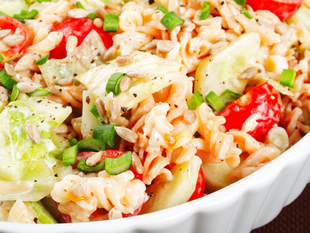 salada de macarrão com linguiça