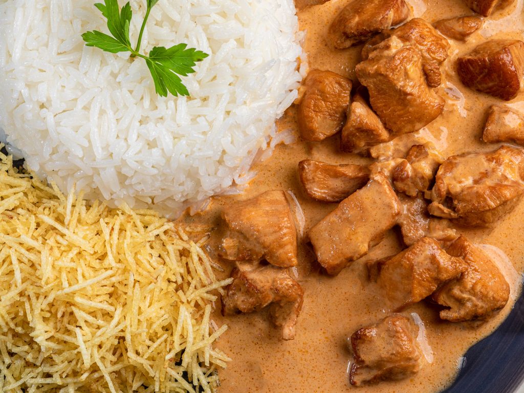 strogonoff de frango simples e rápido com creme de leite