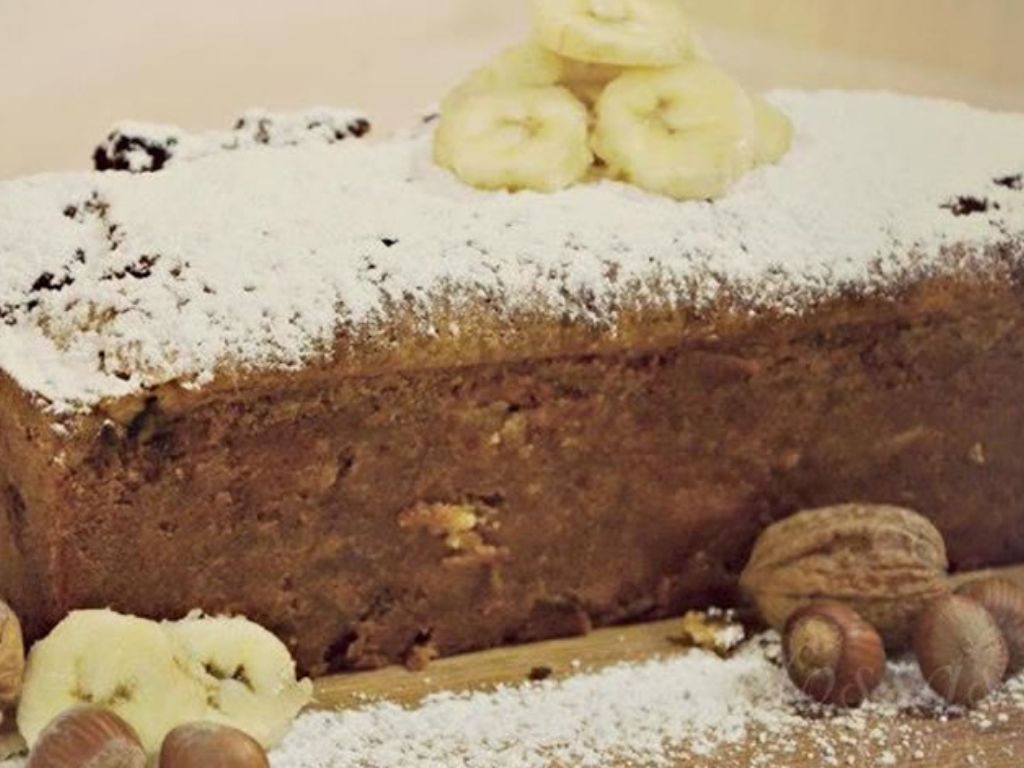 Bolo de banana e avelãs