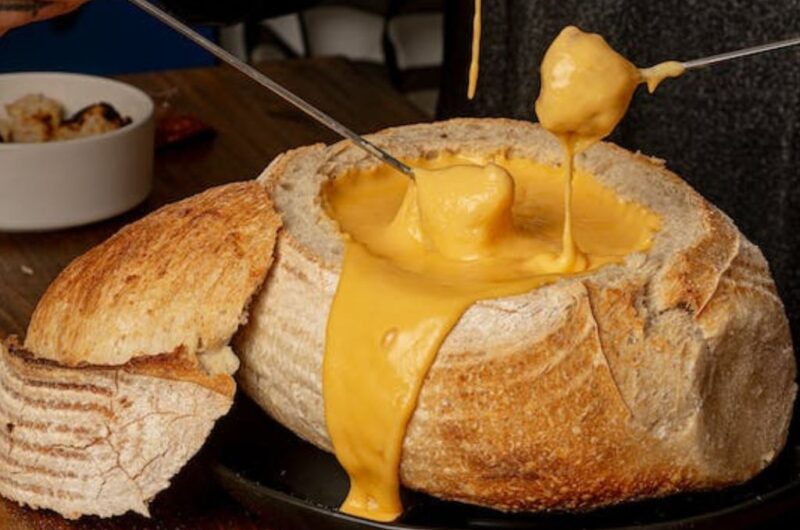 Fondue de Queijo Cremoso para Saborear em Boa Companhia