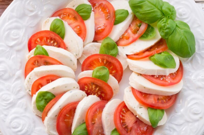 Salada Caprese de Tomate Cereja: O Refresco de Sabores em Cada Mordida