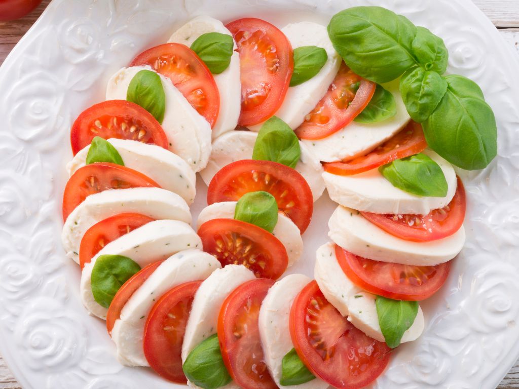 Salada Caprese de Tomate Cereja