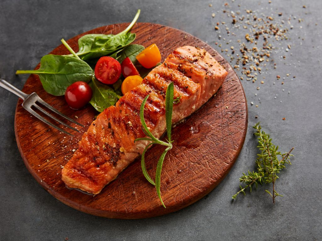 Salmão Grelhado com Molho de Limão e Ervas