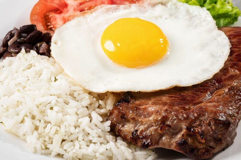 Delicioso Bife a cavalo para um almoço satisfatório