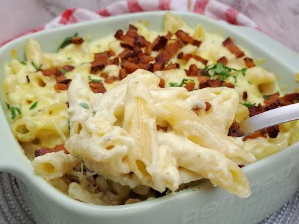macarrão com creme de batata e bacon
