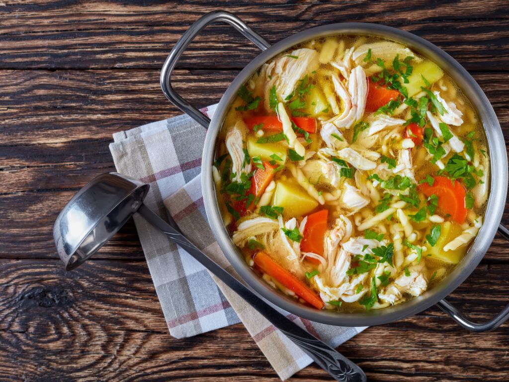 sopa de legumes com frango desfiado