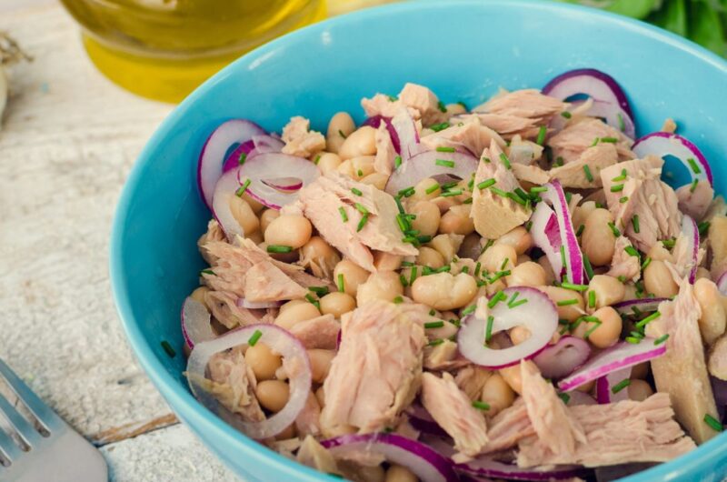 Salada de atum com feijão branco: uma refeição leve e nutritiva