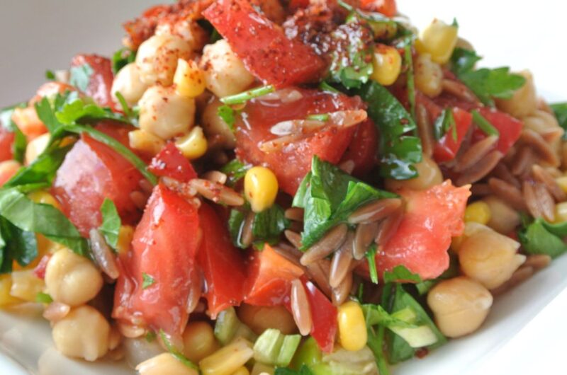 Delicie-se com a Frescura Mediterrânea: Salada de Grão-de-Bico