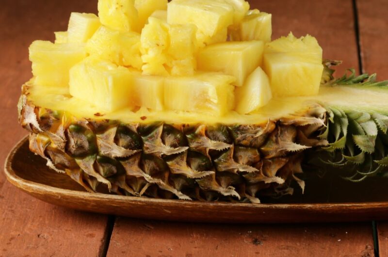 Abacaxi ao Estilo Tropical: Uma Explosão de Sabor com Pinga