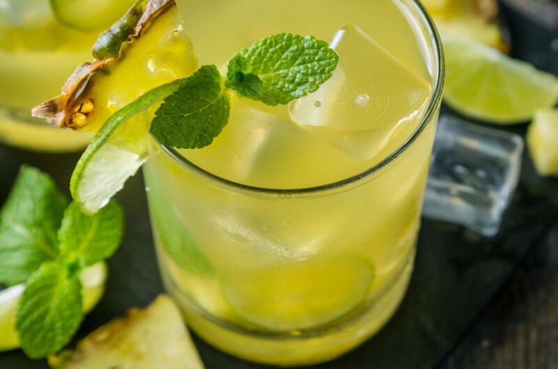 Caipirinha Tropical de Abacaxi: Uma Experiência Refrescante e Vibrante