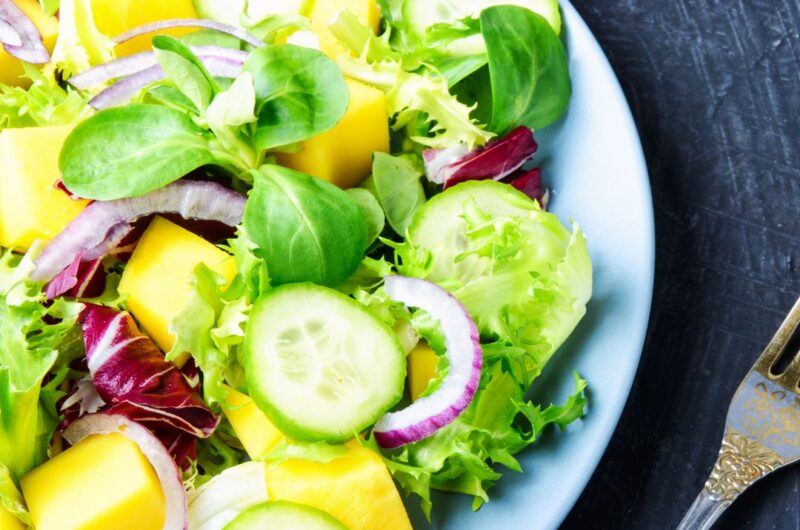 Salada Verde com Manga: Uma Explosão Tropical no Paladar