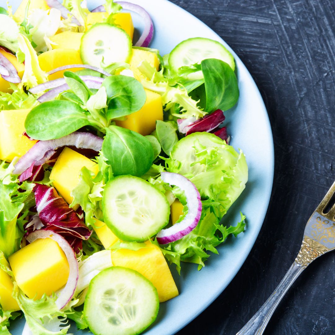 Essa Salada Verde com Manga é a personificação da vitalidade, combinando a simplicidade de ingredientes frescos com a doçura exótica da manga.